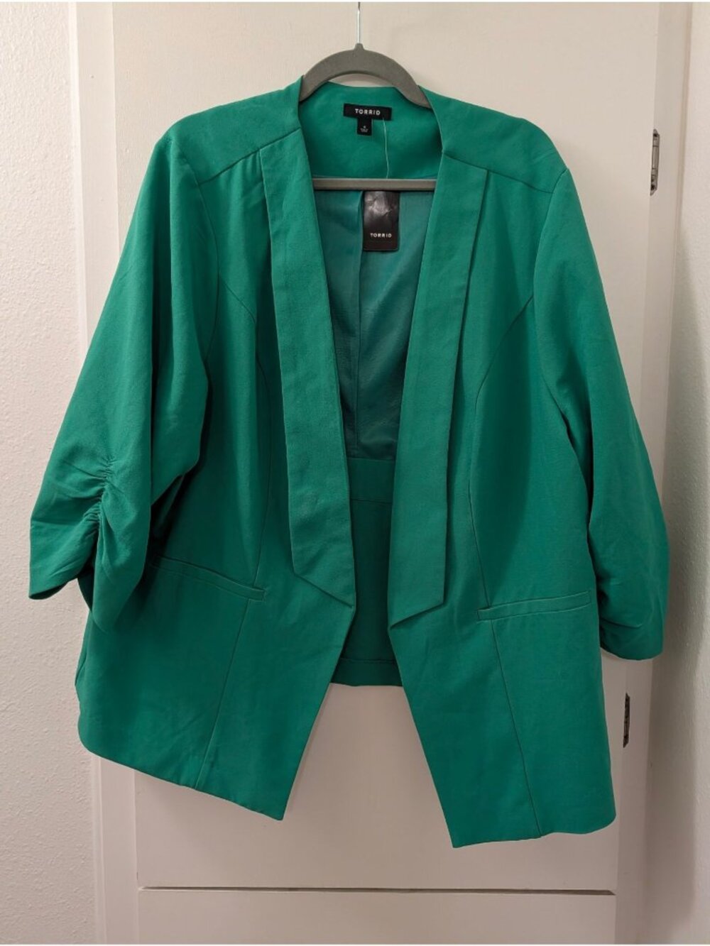 Torrid Womens Jellybean Green Crepe Blazer Size 4 Open Front Ruched Sleeves Ligh